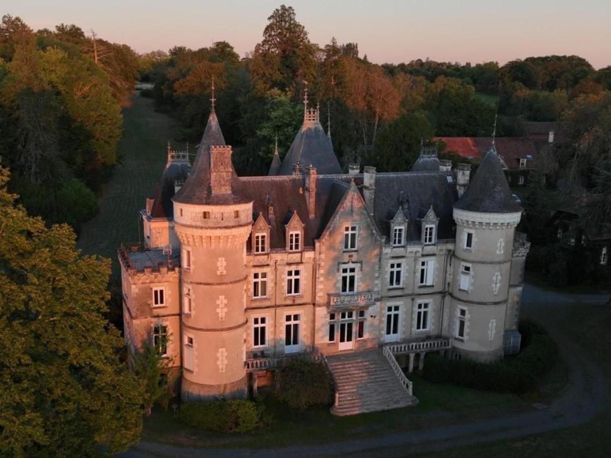 Sejour De Charme Au Chateau Avec Petit-Dejeuner Et Parking - Fr-1-591-705 Cluis Eksteriør bilde