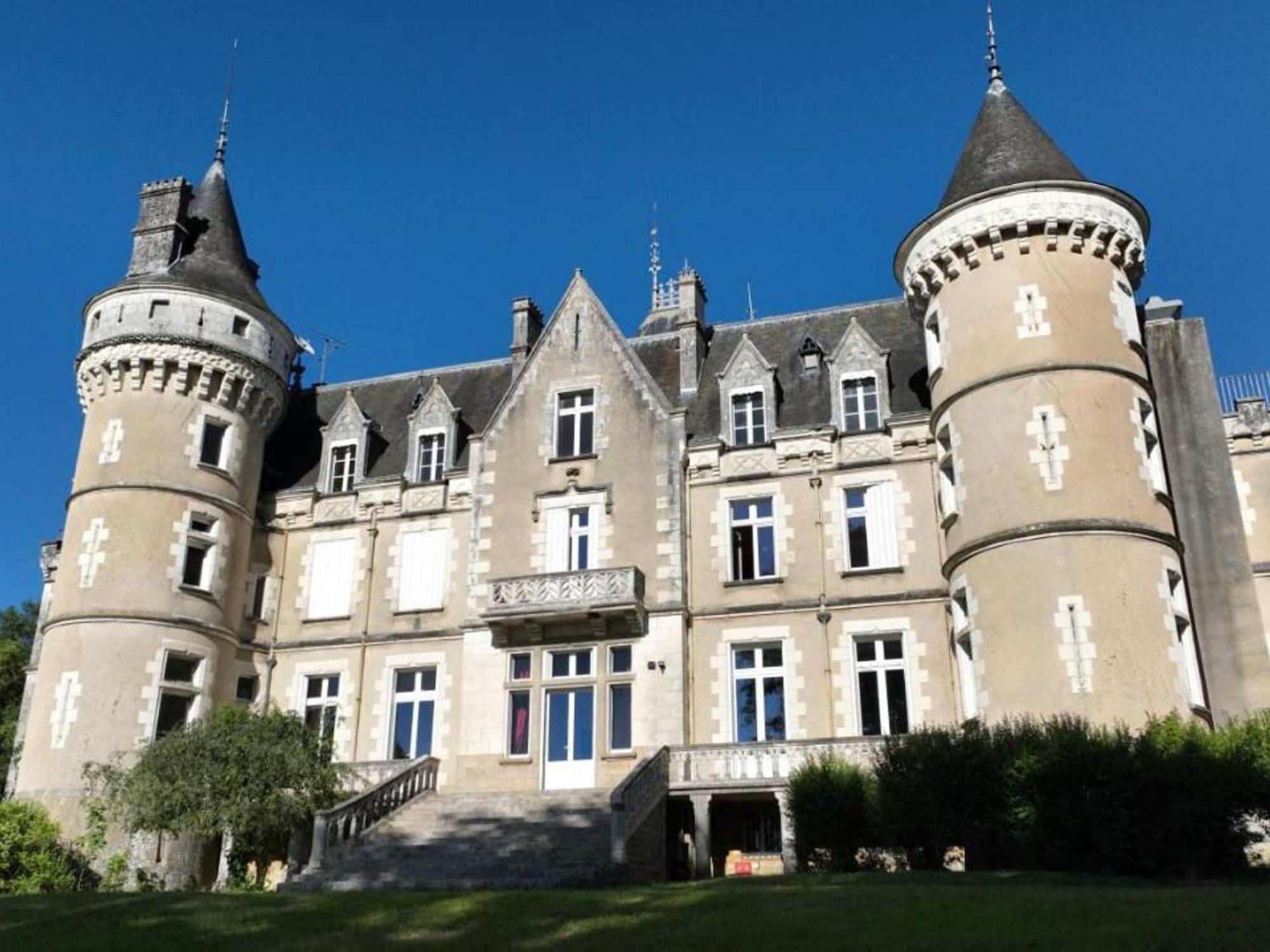 Sejour De Charme Au Chateau Avec Petit-Dejeuner Et Parking - Fr-1-591-705 Cluis Eksteriør bilde