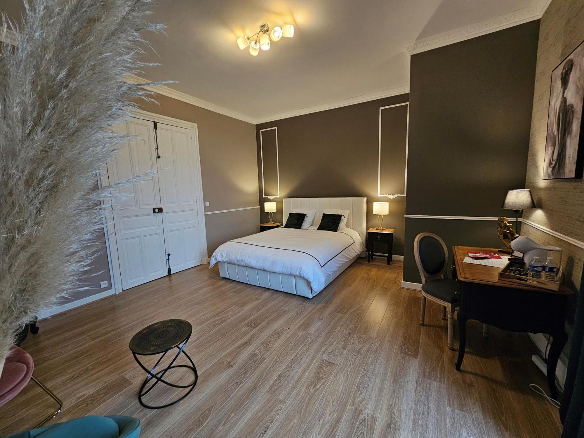 Sejour De Charme Au Chateau Avec Petit-Dejeuner Et Parking - Fr-1-591-705 Cluis Eksteriør bilde