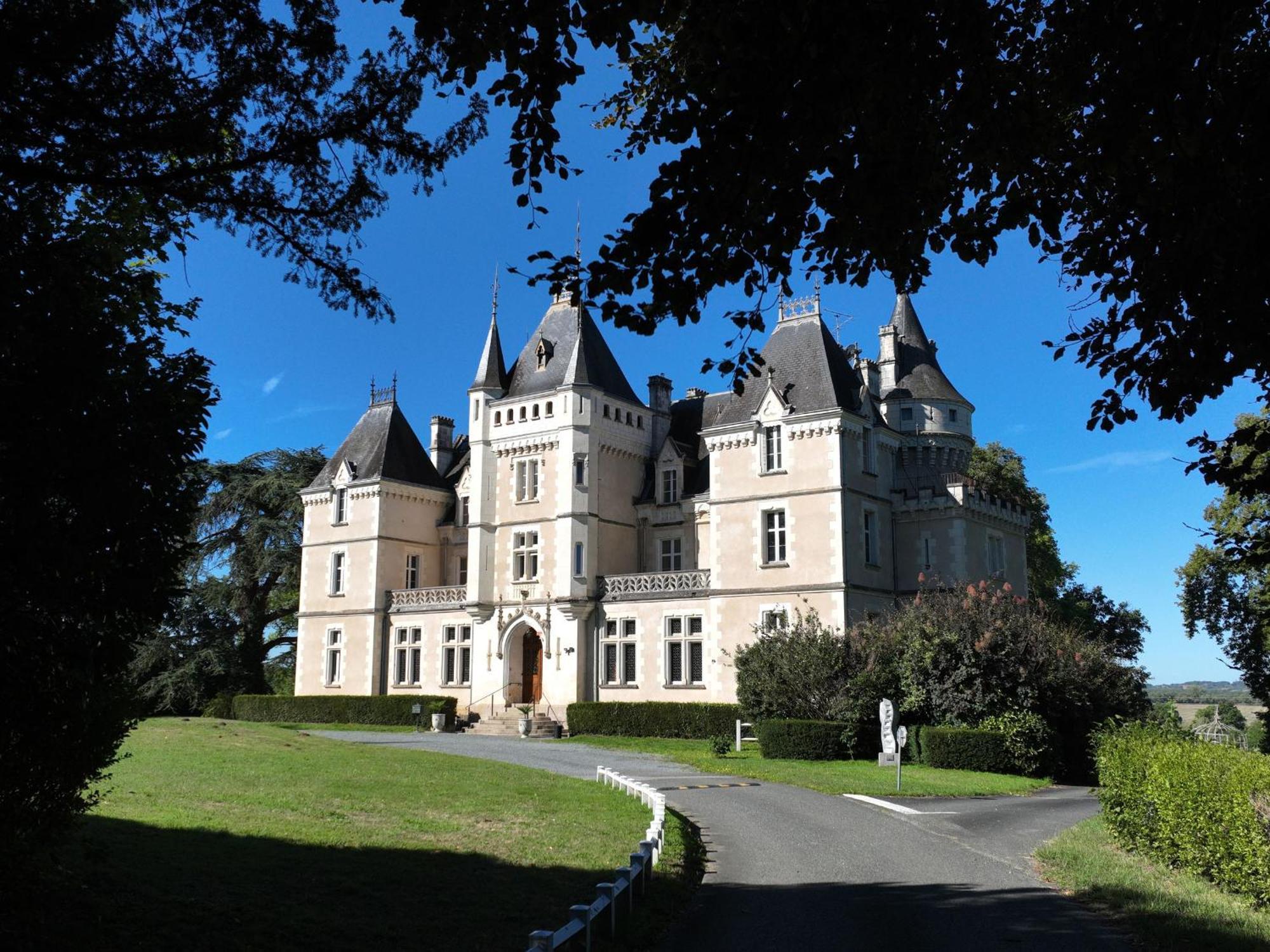 Sejour De Charme Au Chateau Avec Petit-Dejeuner Et Parking - Fr-1-591-705 Cluis Eksteriør bilde